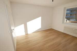 Sonnige 3-Zi. Oase mit Terrasse & XL-Garten am Zylinderviertel (Nähe UKE) – Neuwertiger Zweitbezug! – Henning-Wulf-Weg 14a, 22529 Lokstedt, Hamburg – Vorschaubild 5