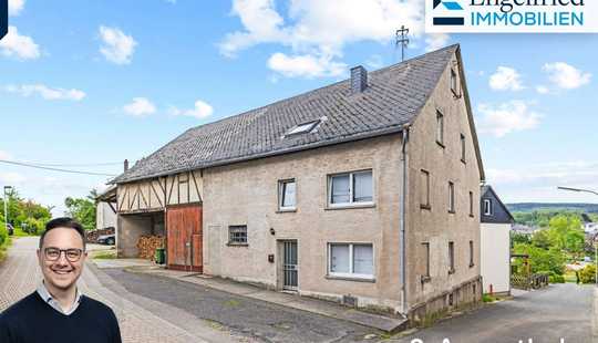 Bild von Großes Einfamilienhaus mit mehreren Nebengebäuden auf zwei Grundstücken