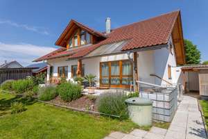 Familienhaus - Solides, gepflegtes und sonniges 2-Familienhaus mit großem Garten in schöner Dorflage – Die vollständige Adresse der Immobilie erhältst du vom Anbieter., 78727 Oberndorf am Neckar – Vorschaubild 1