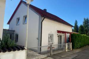 Idyllisches Einfamilienhaus mit wunderschönem Garten im Stadtzentrum von Abensberg – Die vollständige Adresse der Immobilie erhältst du vom Anbieter., 93326 Abensberg – Vorschaubild 2
