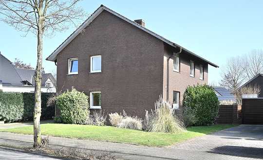 Dülmen: Großes Einfamilienhaus mit großer Garage und Vollkeller provisionsfrei zu verkaufen!