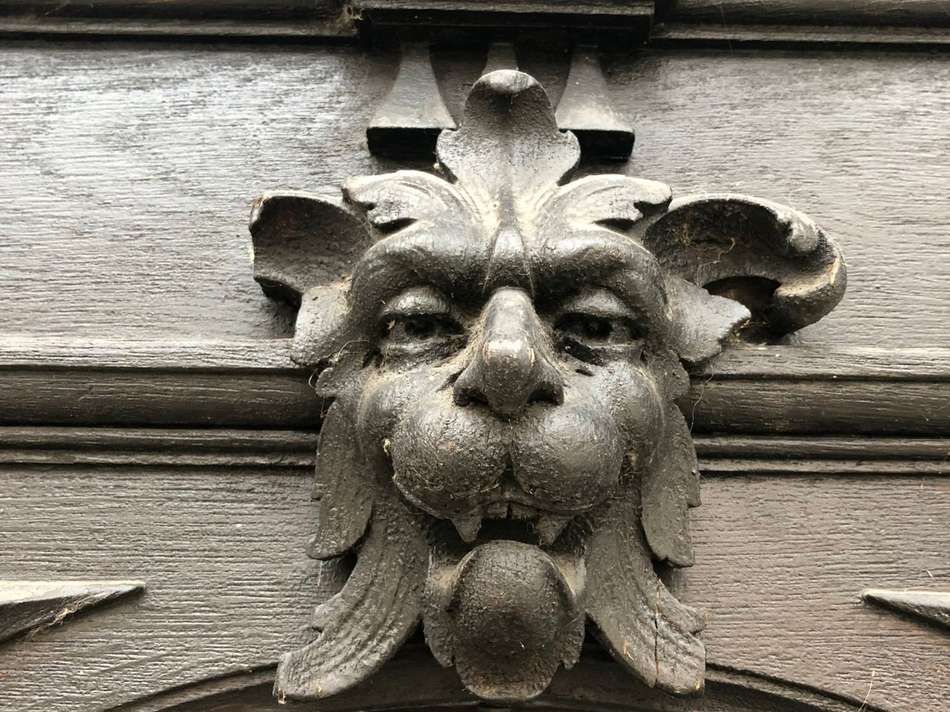 Löwe an Haustür