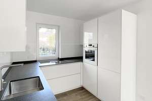 Stilvolles, neuwertiges 5-Raum-Reihenmittelhaus mit lux. Innenausstattung und EBK in München Allach – Die vollständige Adresse der Immobilie erhältst du vom Anbieter., 80999 Untermenzing, München – Vorschaubild 2