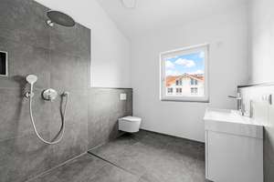 Modernes Neubau-Reihenendhaus West mit Südgarten & TG-Zugang – Die vollständige Adresse der Immobilie erhältst du vom Anbieter., 83052 Bruckmühl – Vorschaubild 4