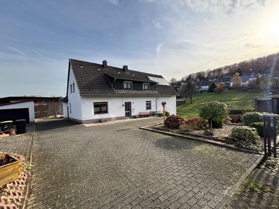 Bauernhof mit angrenzenden Grünflächen inkl Bachlauf