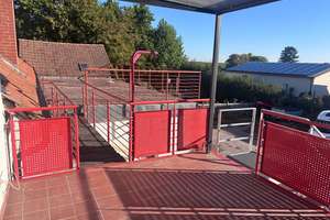 Erstbezug nach Renovierung - Helle und großzügige Obergeschosswohnung - große Dachterrasse - ruhige 
