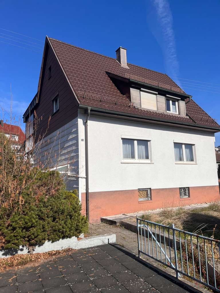 Immobilie in Albershausen - Charmantes Einfamilienhaus in Albershausen mit großem Balkon und Garten - Bild 0
