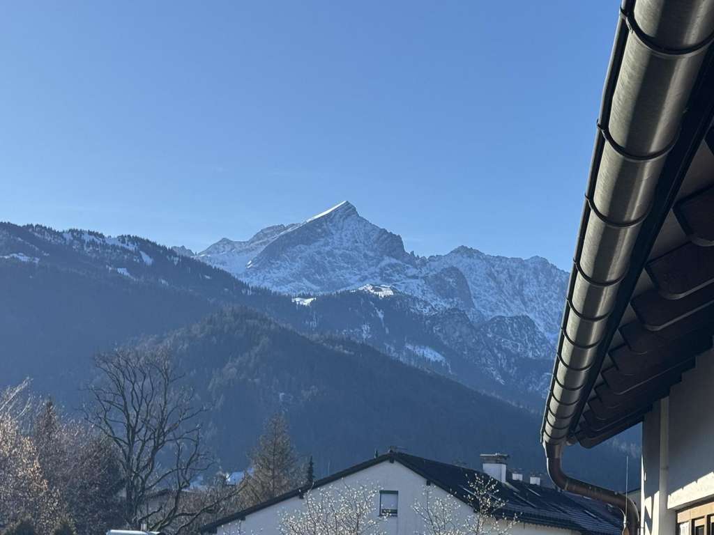 sonniges Apartment mit Parkett, Bad und Küche mit Fenster, Stellplatz, ruhig und zentral!