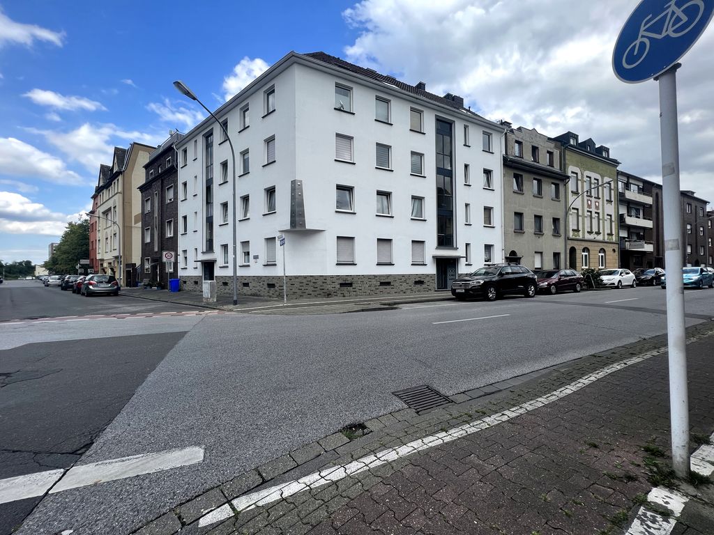 Renovierte mit zwei Zimmern und Balkon in