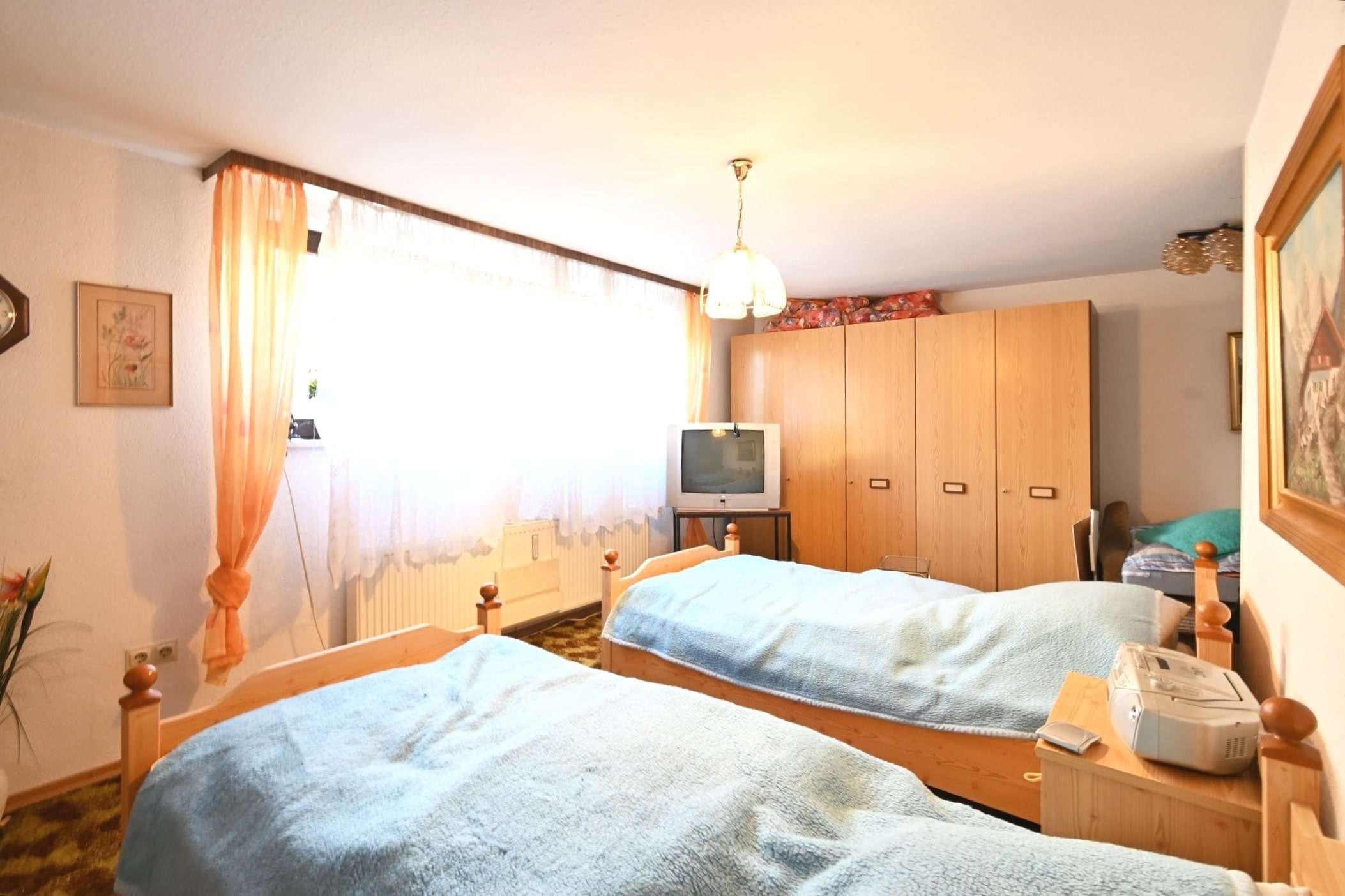 Immobilie in Herbolzheim - Charmantes Zweifamilienhaus (als DHH) mit Doppelgarage und großem Garten  - Bild 6