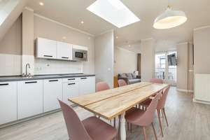 Nahe Rosa-Luxemburg-Platz: 2,5 Zimmer DG-Wohnung (4. OG), West-Terrasse, Einbauküche, Wannenbad – Schönhauser Allee 186, 10119 Prenzlauer Berg, Berlin – Vorschaubild 1