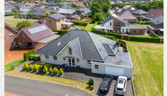Bild von Familientraum auf zwei Ebenen – Großzügiger Bungalow mit Dachausbau und Garten