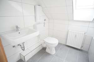 ~  Tolle Dachgeschosswohnung mit neuem Bad + Laminat + ruhig aber zentral ~ – Niebuhrstraße 78, 47138 Obermeiderich, Duisburg – Vorschaubild 9