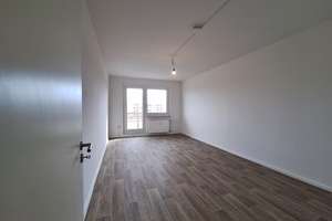 Ab 15.05.2026*Frisch renovierte 5 Zimmer-Wohnung im Hochparterre, 2 Bäder und Balkon! – Ringstraße 133, 4209 Grünau-Mitte, Leipzig – Vorschaubild 1
