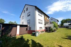 Zweifamilienhaus mit 2 Garagen, Garten & Ausbaupotenzial im Dachgeschoss
