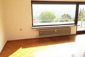 Schöne drei Zimmer Wohnung in Lengfeld in ruhiger Lage mit Balkon, Tageslicht Bad und Gartennutzung – 97076 Lengfeld, Würzburg – Vorschaubild 2