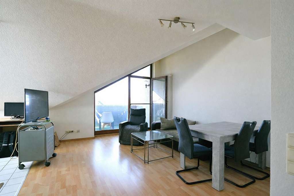 Immobilie in Bad Rappenau - Ruhig gelegene 2-Zimmer-Dachwohnung mit zwei Balkonen in Bad Rappenau! - Bild 2