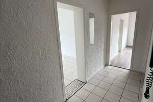Viel Platz & Potenzial: 2-Zimmer-Wohnung mit zwei zusätzlichen Zimmern im Dachgeschoss – 46149 Schwarze Heide, Oberhausen – Vorschaubild 2