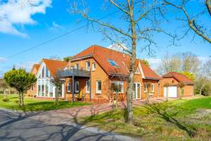 Wo Natur und Wohnen verschmelzen – Exklusives Zweifamilienhaus mit Weitblick – Die vollständige Adresse der Immobilie erhältst du vom Anbieter., 26605 Aurich – Vorschaubild 2