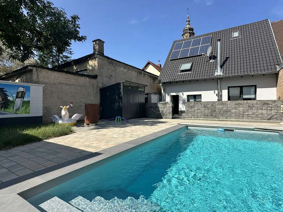 Rückansicht HH mit Pool