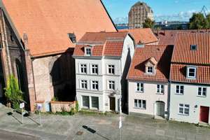 Altstadtjuwel mit Potenzial – Stadthaus mit Gewerbe und Ferienwohnungen in Stralsund – Die vollständige Adresse der Immobilie erhältst du vom Anbieter., 18439 Altstadt, Stralsund – Vorschaubild 1