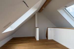 Maisonette-Dachgeschosswohnung – Erstbezug nach Eigennutzung, Tiefgarage, Lift – Wüstensteiner Straße 15, 81243 Aubing-Süd, München – Vorschaubild 8