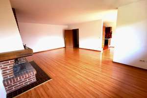 Moderne, helle Wohnung mit großzügigem Wohnbereich und Balkon