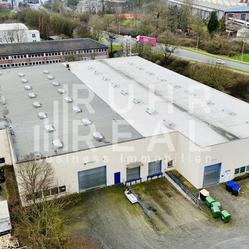 Hallenfläche in Krefeld-Oppum | ebenerdiges Sektionaltor + Rampe | Stellplätze