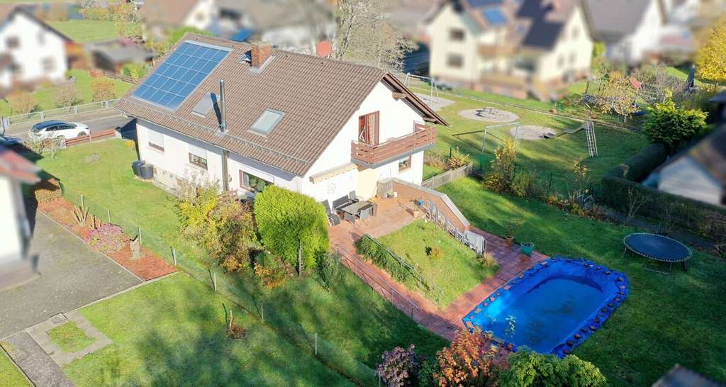 Immobilie in Wächtersbach - Großzügiges Einfamilienhaus mit Einliegerwohnung und Pool in ruhiger Waldrandlage - Bild 0