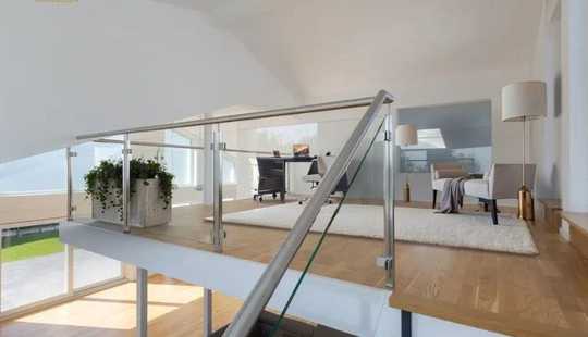 Bild von Modernes Familienidyll mit Stil und Raum
