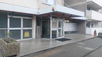 FRANKFURT-DORNBUSCH: Schöne und helle 2 ZW mit Balkon -NEUES LAMINAT-