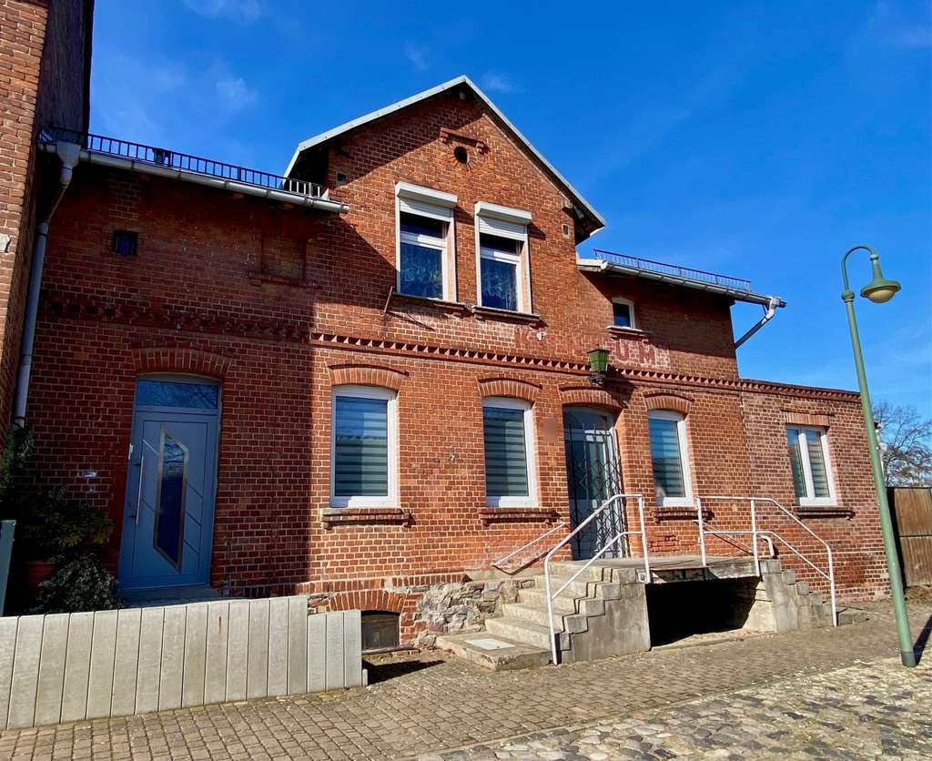 Immobilie in Barby - Historisches Wohnhaus mit Einliegerwohnung oder Gewerbeeinheit – großes Grundstück und Scheune - Bild 1