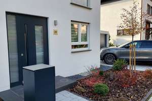 ELEGANTE DHH - NEUBAU - MIT 4 ZIMMERN, EBK, TERRASSE, GEPFLEGTER GARTEN, GARAGE AM HAUS, RUHIGE LAGE – Die vollständige Adresse der Immobilie erhältst du vom Anbieter., 64546 Mörfelden-Walldorf – Vorschaubild 1