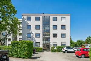 Haunstetten: 3-Zimmer-Wohnung mit Balkon, Aufzug, Stellplatz und Garage in gepflegter Wohnanlage
