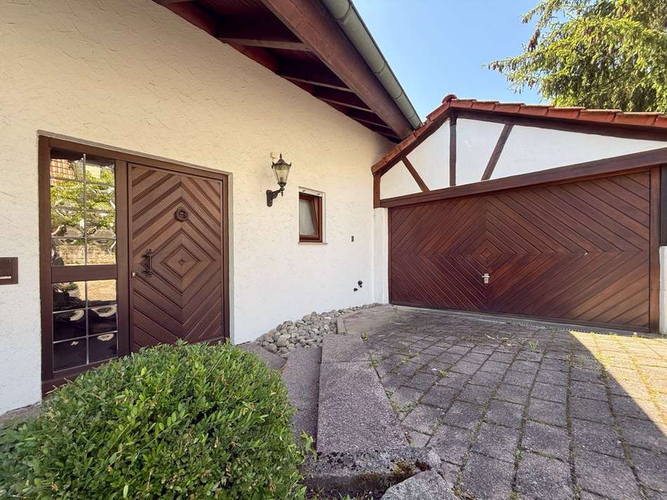 Hauseingang und Garage