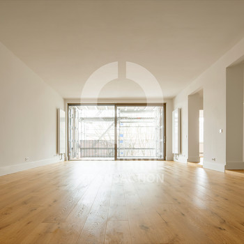 Traumaltbau mit Blick auf die Isar. combine Transaction