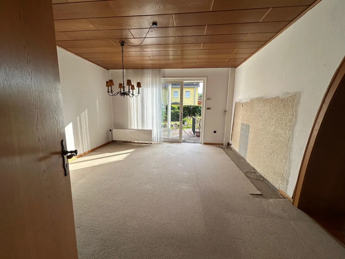 Gemütliches Reihenendhaus mit XL-Dachterrasse, Terrasse, Garten und zwei Garagen – Wohnzimmer