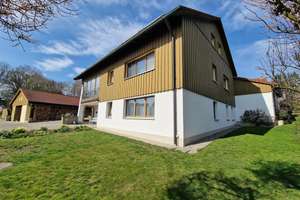 Wohnen wie im Park!
Tolles Landhaus
+ 4 Nebengebäude
+ PV-Anlage u. Fernwärme
+ Bezugsfrei in Kü – Die vollständige Adresse der Immobilie erhältst du vom Anbieter., 95473 Creußen – Vorschaubild 12