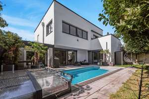 Design, Raum und Flexibilität – eine moderne Bauhausvilla mit Pool für alle Lebensphasen – Die vollständige Adresse der Immobilie erhältst du vom Anbieter., 81825 Gartenstadt Trudering, München – Vorschaubild 2