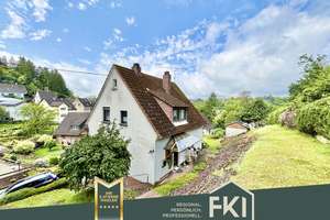 **Gepflegtes Ein-/Zweifamilienhaus mit Garten und Carport in toller Lage von Niederfischbach** – Die vollständige Adresse der Immobilie erhältst du vom Anbieter., 57572 Niederfischbach – Vorschaubild 1