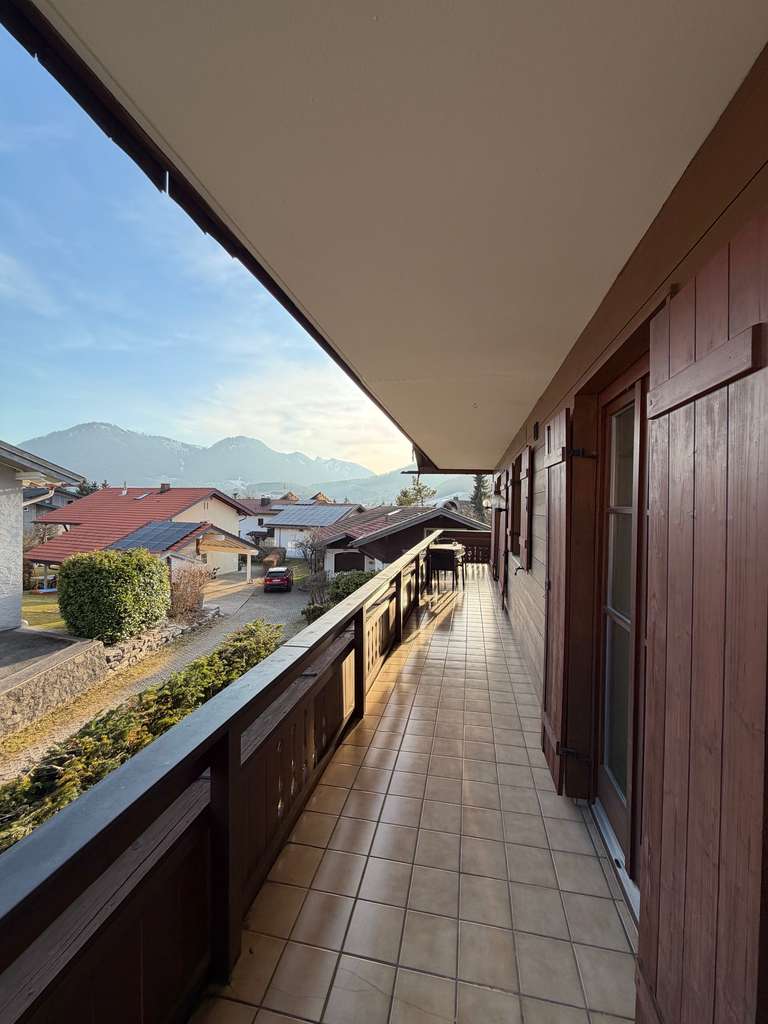 Immobilie in Ruhpolding - Schöne helle ca. 70qm Wohnung mit großem Balkon, toller Aussicht, Keller, Garage und 2 Stellplätzen - Bild 1