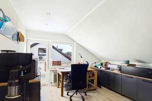 Die Tür geht auf, der Blick hinauf: 4-Zimmer mit Südbalkon und Weitsicht in Feuerbach! – Die vollständige Adresse der Immobilie erhältst du vom Anbieter., 70469 Feuerbacher Tal, Stuttgart – Vorschaubild 9