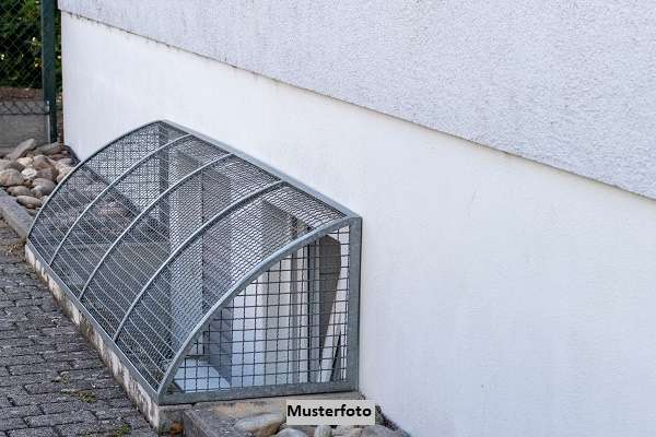 3-Zimmer-Wohnung nebst Doppelgarage mit Renovierungsbedarf, Oberbergischer Kreis – Bild 1