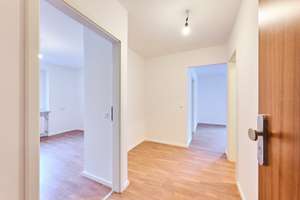 Erstbezug, modernisierte 4-Zimmerwohnung im Hochparterre – Korbinianstraße 48, 80807 Milbertshofen, München – Vorschaubild 1
