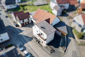 Vielseitige Nutzungsmöglichkeiten - Einfamilienhaus mit großzügigen Nebengebäuden – Die vollständige Adresse der Immobilie erhältst du vom Anbieter., 35325 Mücke – Vorschaubild 1