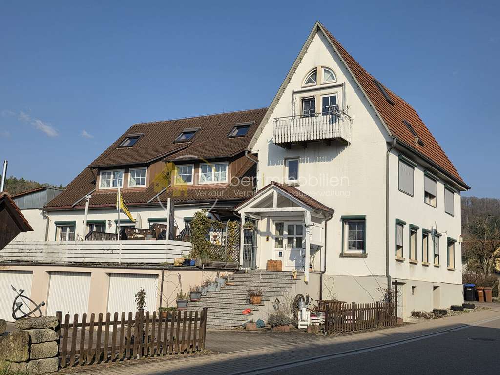Immobilie in Michelbach an der Bilz - Außergewöhnliche Dachgeschosswohnung mit 3 Balkonen, Holzofen & Garage - Bild 0