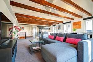 MÖBLIERT - GROßZÜGIG und GESCHMACKVOLL - Stadtnahe 3-Zimmer-Wohnung mit kleiner Terrasse