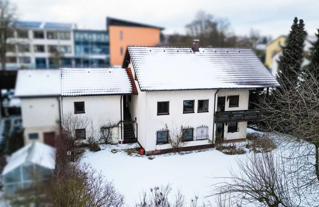 Immobilie in Lappersdorf - Einfamilienhaus mit Einliegerwohnung - großes Grundstück & viel Entwicklungspotenzial - Bild 2