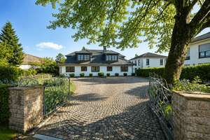 Aufgeteilt und frei lieferbar: Großzügige Villa mit zwei Wohnungen und Praxisfläche – Die vollständige Adresse der Immobilie erhältst du vom Anbieter., 22397 Duvenstedt, Hamburg – Vorschaubild 1