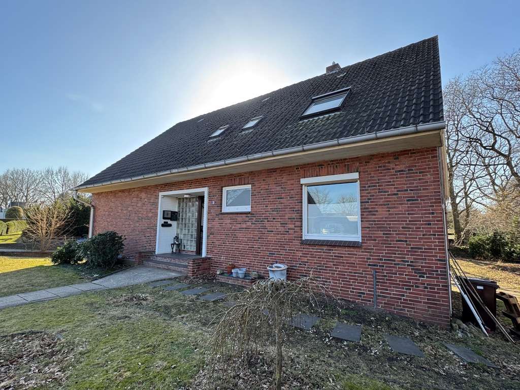 Immobilie in Owschlag - Owschlag: Helle Dachgeschosswohnung mit Charme, Gartenidylle & Garage in ruhiger Wohnlage - Bild 1